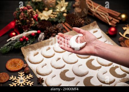 Traditionelle deutsche oder österreichische Vanillekipferl Vanille kipferl Kekse auf Holztisch Stockfoto