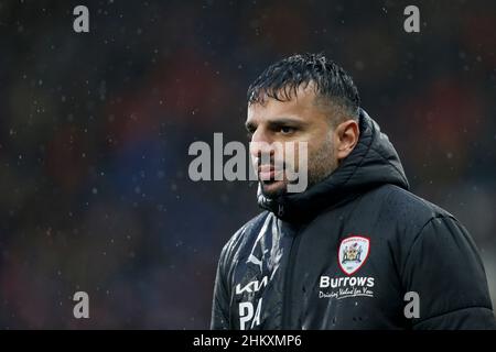 Huddersfield, Großbritannien. 05th. Februar 2022. Poya Asbaghi Manager von Barnsley Kredit: Nachrichtenbilder /Alamy Live News Stockfoto