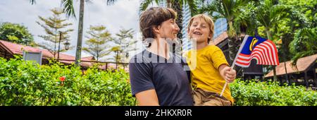 Vater und Sohn reisen in malaysia mit Malaysia Flagge feiern den Tag der Unabhängigkeit von Malaysia und Malaysia Tag. „Reise nach Malaysia“-KONZEPTBANNER Stockfoto