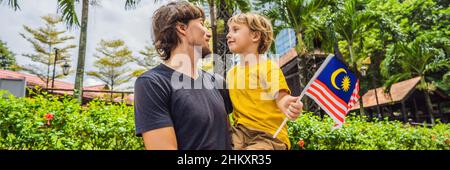 Vater und Sohn reisen in malaysia mit Malaysia Flagge feiern den Tag der Unabhängigkeit von Malaysia und Malaysia Tag. „Reise nach Malaysia“-KONZEPTBANNER Stockfoto