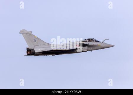 Die französische Luftwaffe Dassault Rafale C (REG: 140), die von der Start- und Landebahn 13 abfliegt, um die St Paul's Bay zu überblicken. Stockfoto