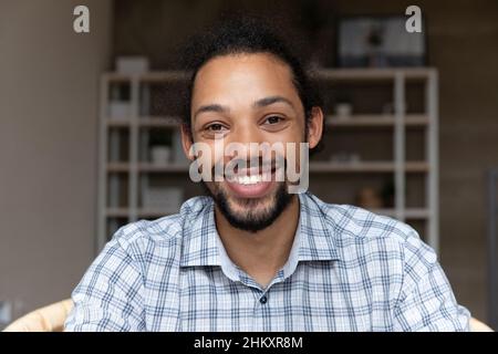 Porträt eines glücklichen afroamerikanischen Mannes. Stockfoto
