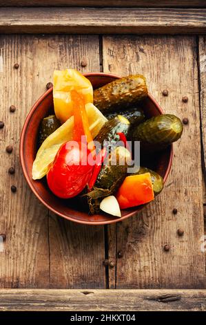 Hausgemachte Gurken und Tomaten, hausgemachte Gurken. Stockfoto
