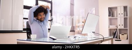 Büro Stretch-Übung Bei Der Arbeit. Afroamerikanischer Mann Stockfoto