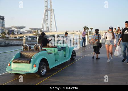 Die Fußgängerbrücke, die Wharf Link, verbindet den Beach JBR mit der Bluewaters Island, der Heimat des´s größten Riesenrads der Welt, Ain Dubai, Vereinigte Arabische Emirate - 3. Februar 2022. Stockfoto