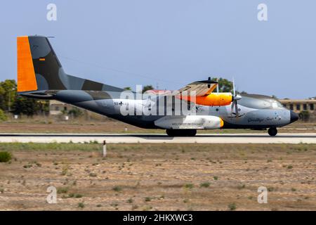 Die deutsche Luftwaffe Transall C-160D (Reg.: 5040) verlässt die Start- und Landebahn 13 und wird bald aus dem Dienst ausscheiden. Stockfoto