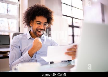 Glücklicher Mann Beim Lesen Guter Nachrichten Brief Mit Ergebnissen Stockfoto