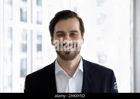 Glücklich lächelnd Millennial Geschäftsmann in formelle tragen Kopf geschossen Porträt Stockfoto