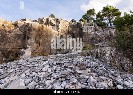 Teil des verlassenen Penteli Marmorbruchs in Attika, Griechenland. Penteli ist ein Berg, 18 km nördlich von Athen, von dem Stein für den con geliefert wurde Stockfoto