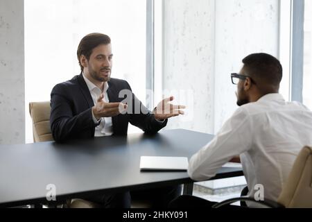 Serious zuversichtlich Anwalt, Broker, Finanzberater geben Beratung Stockfoto