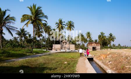 Eine lange Ansicht der Laxmi Narasimha Skulptur und Badavi Linga Tempel: Hampi, Karnataka, Indien-Februar 01,2022 Stockfoto