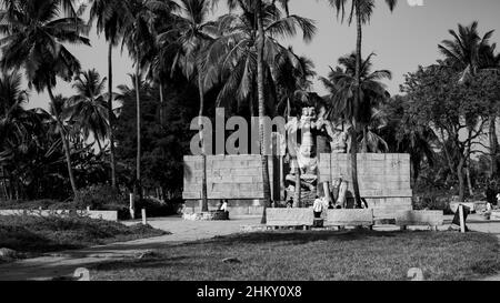 Eine lange Aufnahme des Laxmi Narasimha-Schreines in monochromer Form: Hampi, Karnataka, Indien-Februar 01,2022 Stockfoto