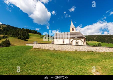 Kirche von San Vito (Kirche St. Veit), Prags Gemeinde, Naturpark Fanes-Sennes-Prags, Dolomiten, Südtirol, Trentino-Südtirol. Stockfoto