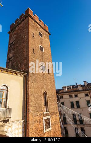 Mittelalterlicher Turm in der Innenstadt von Vicenza als Gefängnis namens Torre del Girone oder Tormento, XII Jahrhundert, Teil der berühmten Basilika Palladiana, Italien. Stockfoto