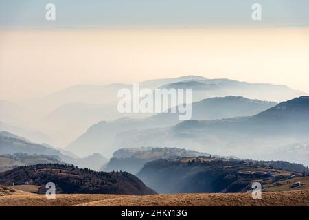 Sonnige Hügel und Padana Ebene oder Po-Tal mit Nebel, von Lessinia Hochebene, am Horizont die Bergkette des Apennins. Verona, Venetien, Italien. Stockfoto