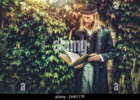 Alchemist in einem schönen dekorativen Kleid in der Natur. Stockfoto