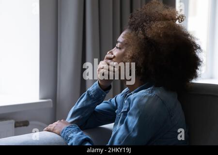 Verzweifelt depressiv weinend Teenager Schwarze Mädchen Seite offen Porträt Stockfoto