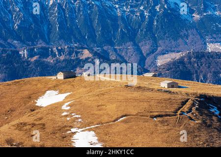 Milchviehbetriebe mit Kuhstall im Lessinia High Plateau Regional Natural Park. Bergkette des Monte Baldo im Winter, Venetien, Italien, Alpen, Europa. Stockfoto