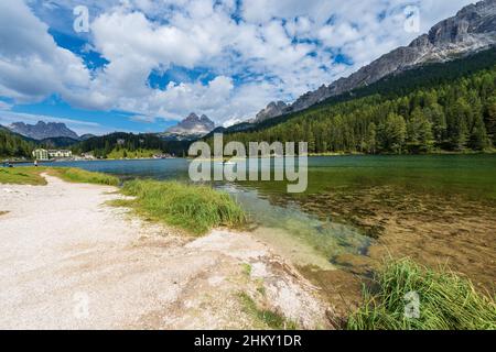 Der Misurina-See, die Berggipfel der drei Zinnen von Lavaredo, Cadini di Misurina, Monte Rudo oder Rautkofel und die Croda dei Rondoi oder Schwalbenkofel. Italien. Stockfoto