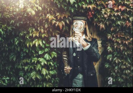 Alchemist in einem schönen dekorativen Kleid in der Natur. Stockfoto