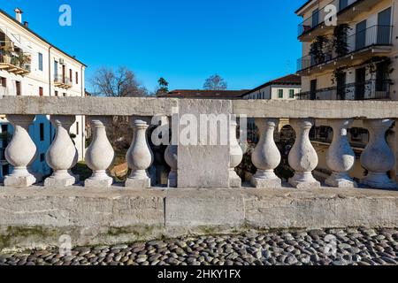 Balustrade im klassischen Stil der San Michele Brücke (Ponte San Michele), 1262-1621, in Vicenza Innenstadt über dem Fluss Retrone, Venetien, Italien, EU. Stockfoto