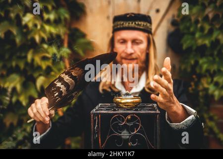 Alchemist in einem schönen dekorativen Kleid in der Natur. Stockfoto