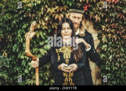 Alchemist in einem schönen dekorativen Kleid in der Natur. Stockfoto