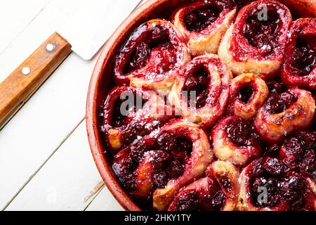Kuchen oder Quark-Kuchen mit Kirschfüllung öffnen. Stockfoto