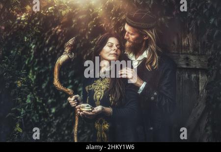 Alchemist in einem schönen dekorativen Kleid in der Natur. Stockfoto