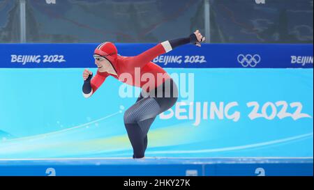 Peking, China. 6th. Februar 2022. Hallgeir Engebraaten aus Norwegen tritt beim Eisschnelllauf-Finale der Herren 5.000m beim National Speed Skating Oval in Peking, der Hauptstadt Chinas, am 6. Februar 2022 an. Quelle: Lan Hongguang/Xinhua/Alamy Live News Stockfoto