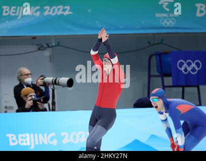 Peking, China. 6th. Februar 2022. Hallgeir Engebraaten aus Norwegen reagiert während des Eisschnelllauffinales der Männer 5.000m beim National Speed Skating Oval in Peking, der Hauptstadt Chinas, am 6. Februar 2022. Quelle: Lan Hongguang/Xinhua/Alamy Live News Stockfoto