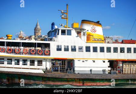 Nahaufnahme des traditionellen türkischen alten Fährschiffes mit dem Istanbul Galata Tower im Hintergrund, Türkei. Stockfoto