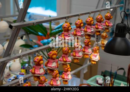 Nischni Nowgorod, Russland. 03. Januar 2022. Christbaumspielzeug. Glas-Teddy trägt die Fabrik der Weihnachtsbaum-Ornamente. Stockfoto