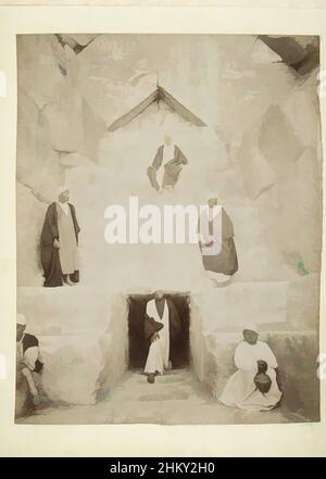 Kunst inspiriert von sechs Männern um das Eingangstor der Cheops-Pyramide, Zangaki. No 752 Porte de la Pyramide de Cheops, Zangaki, Egypte, c. 1880 - c. 1900, fotografischer Träger, Albumendruck, Höhe 22 mm × Breite 277 mmhöhe 277 mm × Breite 367 mm, Classic Works modernisiert von Artotop mit einem Schuss Moderne. Formen, Farbe und Wert, auffällige visuelle Wirkung auf Kunst. Emotionen durch Freiheit von Kunstwerken auf zeitgemäße Weise. Eine zeitlose Botschaft, die eine wild kreative neue Richtung verfolgt. Künstler, die sich dem digitalen Medium zuwenden und die Artotop NFT erschaffen Stockfoto