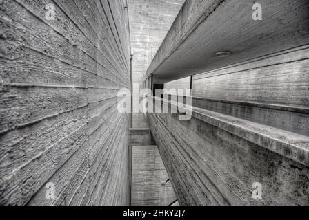 Brutalistic Architecture - Blick auf eine Brücke zwischen zwei Gebäuden Stockfoto