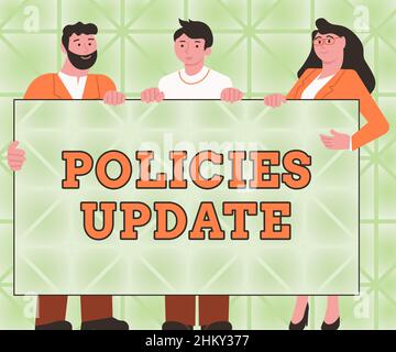 Textschild, das die Aktualisierung der Richtlinien anzeigt. Wort geschrieben über Akt der Hinzufügung neuer Informationen oder Richtlinien formuliert drei Kollegen Holding Presentation Board Stockfoto