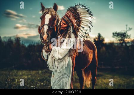 Schamane in der Landschaft mit ihrem Pferd. Stockfoto
