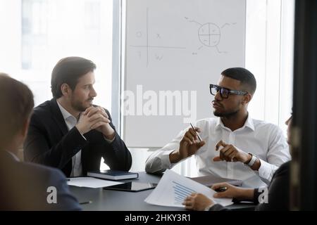 Millennial African American Business Leader Mann auf der Sitzung sprechen Stockfoto