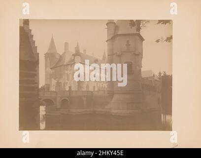 Kunst inspiriert von Blick auf Schloss Heeswijk, anoniem (Monumentenzorg) (zugeschrieben), Kasteel Heeswijk, 1892, fotografische Unterstützung, Karton, Albumen Print, Höhe 170 mm × Breite 235 mm, Classic Works modernisiert von Artotop mit einem Schuss Moderne. Formen, Farbe und Wert, auffällige visuelle Wirkung auf Kunst. Emotionen durch Freiheit von Kunstwerken auf zeitgemäße Weise. Eine zeitlose Botschaft, die eine wild kreative neue Richtung verfolgt. Künstler, die sich dem digitalen Medium zuwenden und die Artotop NFT erschaffen Stockfoto