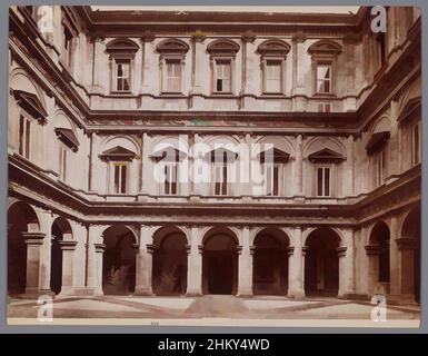 Kunst inspiriert von Portico des Palazzo Farnese, Rom, Frontalansicht vom Innenhof des Palazzo Farnese in Rom., James Anderson, Rom, c. 1870 - c. 1880, fotografischer Träger, Albumendruck, Höhe 204 mm × Breite 263 mm, Klassische Werke, die von Artotop mit einem Schuss Moderne modernisiert wurden. Formen, Farbe und Wert, auffällige visuelle Wirkung auf Kunst. Emotionen durch Freiheit von Kunstwerken auf zeitgemäße Weise. Eine zeitlose Botschaft, die eine wild kreative neue Richtung verfolgt. Künstler, die sich dem digitalen Medium zuwenden und die Artotop NFT erschaffen Stockfoto