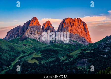 Gipfel und Felswände von Plattkofel, Grohmannspitze und Langkofel (von links), vom Pordoi-Pass bei Sonnenaufgang gesehen. Stockfoto