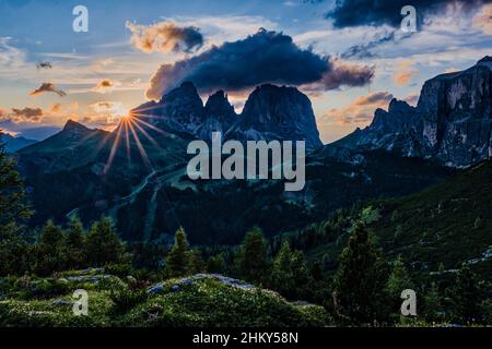 Gipfel von Plattkofel, Grohmannspitze und Langkofel in der Mitte, Felswände der Sellagruppe auf der rechten Seite, vom Pordoi-Pass bei Sonnenuntergang gesehen. Stockfoto