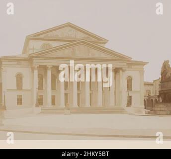 Kunst inspiriert vom Hoftheater, München, Deutschland, Blick auf ein Rokoko-Gebäude mit klassizistischer Fassade. Nach der Zerstörung im Zweiten Weltkrieg wurde das Neue Residenztheater an derselben Stelle errichtet (eröffnet 1951)., c. 1880 - c. 1910, fotografischer Träger, Karton, Höhe 200 mm, Breite 255 mmhöhe 510 mm, Klassische Werke, die von Artotop mit einem Schuss Moderne modernisiert wurden. Formen, Farbe und Wert, auffällige visuelle Wirkung auf Kunst. Emotionen durch Freiheit von Kunstwerken auf zeitgemäße Weise. Eine zeitlose Botschaft, die eine wild kreative neue Richtung verfolgt. Künstler, die sich dem digitalen Medium zuwenden und die Artotop NFT erschaffen Stockfoto