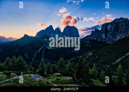 Gipfel von Plattkofel, Grohmannspitze und Langkofel in der Mitte, Felswände der Sellagruppe auf der rechten Seite, vom Pordoi-Pass bei Sonnenuntergang gesehen. Stockfoto