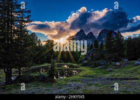 Gipfel und Felswände von Plattkofel, Grohmannspitze und Langkofel (von links), von unten am Pordoi-Pass bei Sonnenuntergang gesehen. Stockfoto