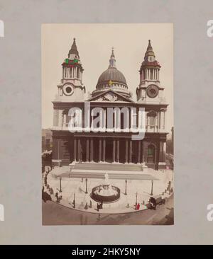 Kunst inspiriert von der St. Paul's Cathedral, London, England, Frontalansicht der Westseite von St. Paul's, von einem hohen Aussichtspunkt. Eine Reihe von Menschen und links und rechts ein Pferd und Wagen., James Valentine, c. 1870 - c. 1890, Papier, Karton, Albumendruck, Höhe 209 mm × Breite 136, Klassisches Werk, modernisiert von Artotop mit einem Schuss Moderne. Formen, Farbe und Wert, auffällige visuelle Wirkung auf Kunst. Emotionen durch Freiheit von Kunstwerken auf zeitgemäße Weise. Eine zeitlose Botschaft, die eine wild kreative neue Richtung verfolgt. Künstler, die sich dem digitalen Medium zuwenden und die Artotop NFT erschaffen Stockfoto