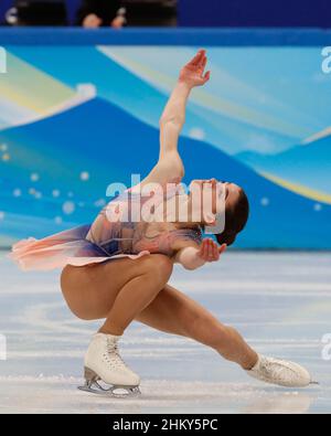 Peking, Hebei, China. 6th. Februar 2022. Lara Naki Gutmann (ITA) ist im Rahmen der Olympischen Winterspiele 2022 in Peking im Capital Indoor Stadium im Einzel-Skating-Kurzprogramm der Frauen Schlittschuhlaufen. (Bild: © David G. Bild: ZUMA Press, Inc./Alamy Live News Stockfoto