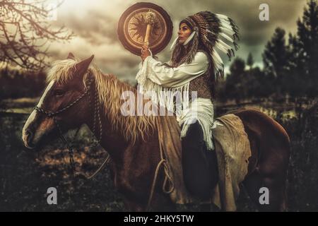 Schamane in der Landschaft mit ihrem Pferd. Stockfoto
