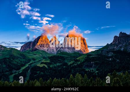 Gipfel von Plattkofel, Grohmannspitze und Langkofel in der Mitte, Felswände der Sellagruppe auf der rechten Seite, von unterhalb des Pordoi-Passes bei Sonnenaufgang gesehen Stockfoto