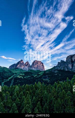 Gipfel von Plattkofel, Grohmannspitze und Langkofel in der Mitte, Felswände der Sellagruppe auf der rechten Seite, von unterhalb des Pordoi-Passes bei Sonnenaufgang gesehen Stockfoto